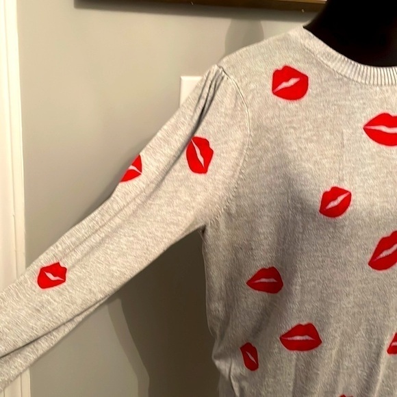 MARLED DOVE GREY SWEATER WITH RED LIPS SIZE XL - Picture 7 of 7